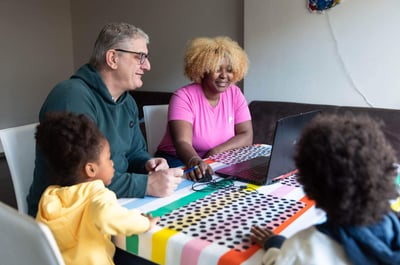 Beschermd-wonen-clienten-en-medewerker-samen-achter-laptop